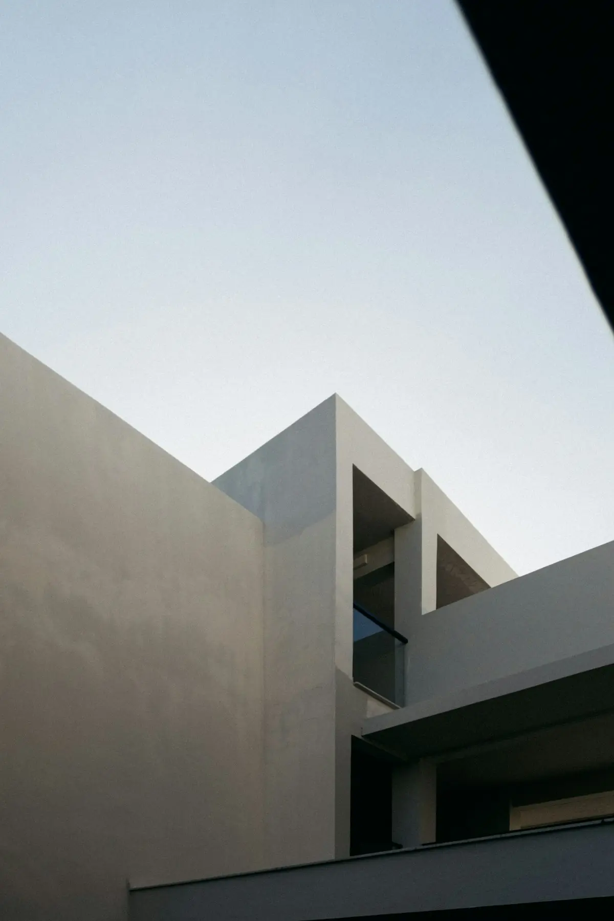 Fachada de concreto contra o céu azul