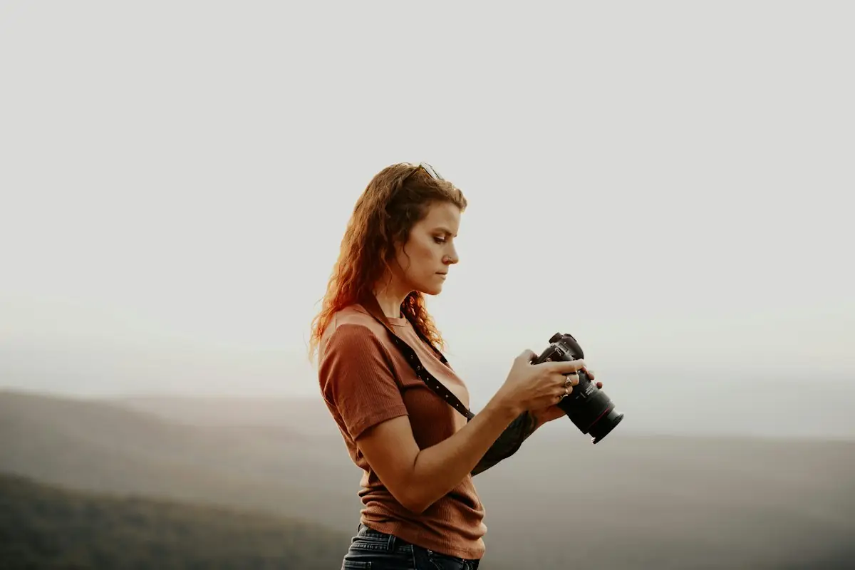 Fotógrafa ajustando a câmera ao ar livre