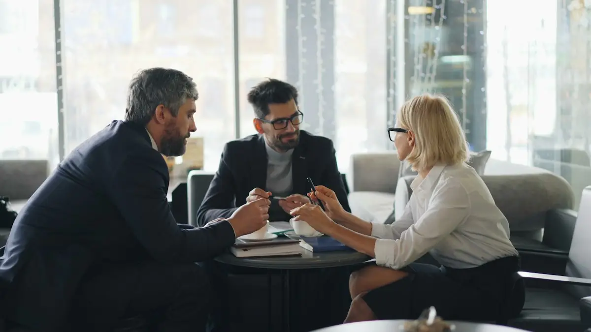 Reunião de equipe em volta de uma mesa