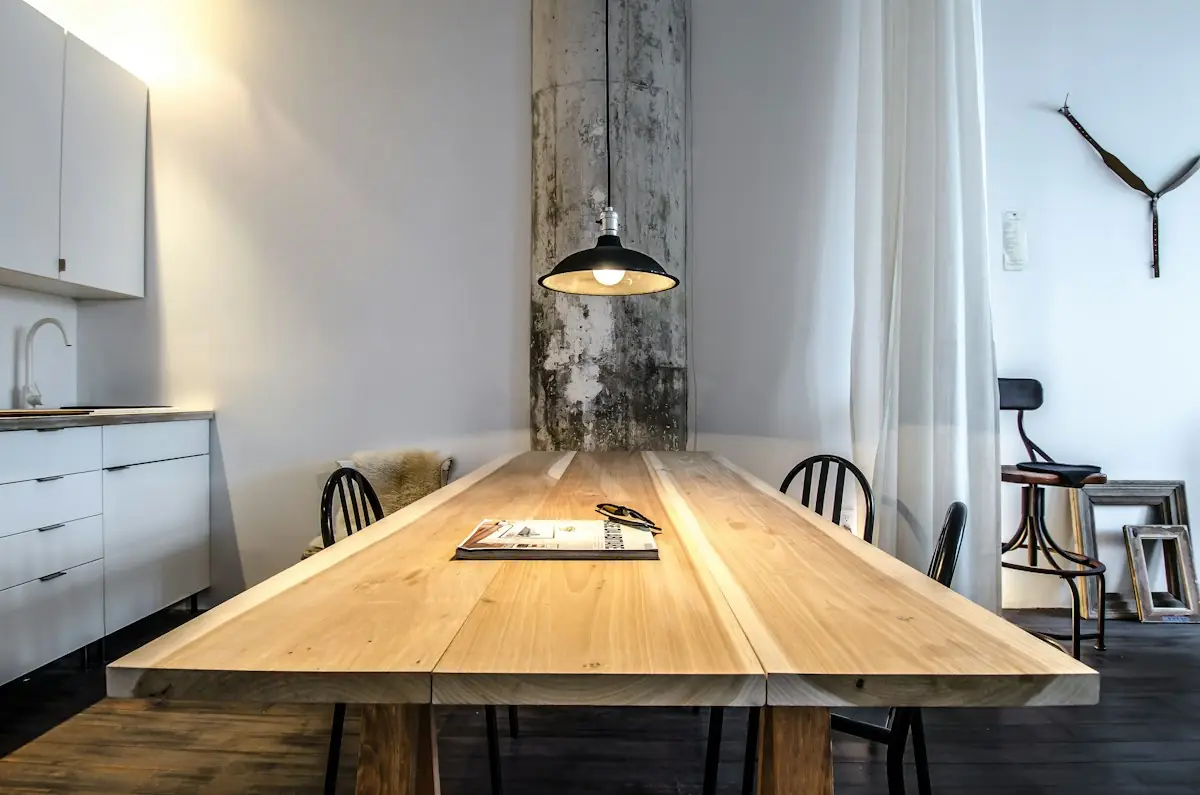 Mesa de jantar longa em madeira maciça