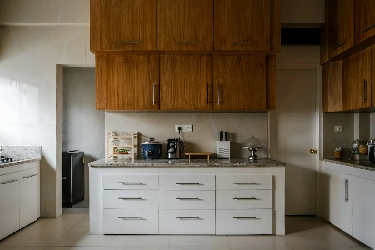Armários de cozinha em madeira e branco